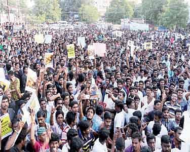 பாளையங்கோட்டையில் ஜல்லிக்கட்டுக்கு அனுமதி கேட்டு பல்வேறு அமைப்பினர் போராட்டம்