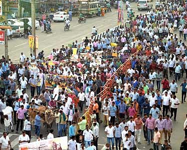 ஜல்லிக்கட்டு, சேவல் சண்டை நடத்த அனுமதிக்க கோரி கரூரில் நண்பர்கள் அமைப்பினர் ஊர்வலம்