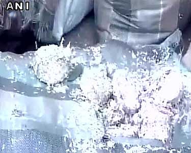 4 மூட்டைகளில் பழைய 500,1000 ரூபாய் நோட்டுக்கள்: உத்தர பிரதேசத்தில் பரபரப்பு