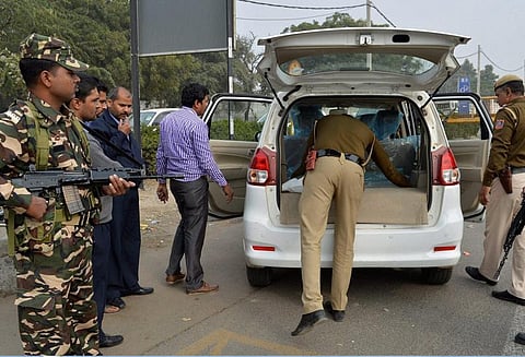 குடியரசு தின விழா; லஷ்கர் பயங்கரவாதிகள் வான்வழி தாக்குதலில் ஈடுபடலாம் உளவுத்துறை எச்சரிக்கை