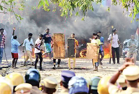 போலீஸ் வாகனங்களை எரித்து வன்முறையில் ஈடுபட்டதாக கைதான 27 பேருக்கு நிபந்தனை ஜாமீன்