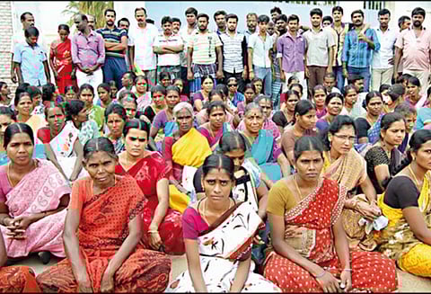 தனியார் நூற்பு மில்லை முற்றுகையிட்டு தொழிலாளர்கள் போராட்டம்