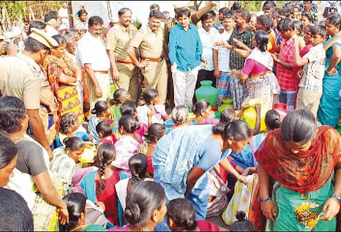 குடிநீர் வினியோகம் செய்யக்கோரி பொதுமக்கள் சாலை மறியல்