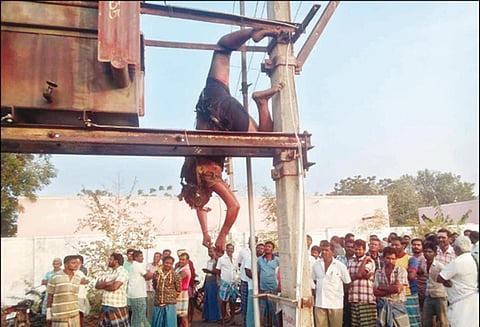 டிரான்ஸ்பார்மரில் ஏறிய வாலிபர் மின்சாரம் தாக்கி சாவு