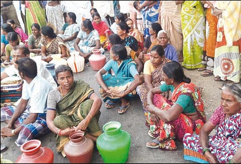 குடிநீர் குழாய்கள் அகற்றப்பட்டதை கண்டித்து சாலை மறியல்