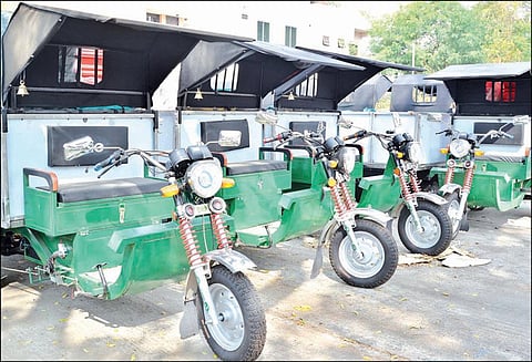 குப்பை அள்ளுவதற்கு பேட்டரி ஆட்டோக்கள்