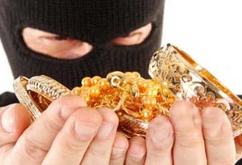 சேலையூர் அருகே அடுக்குமாடி குடியிருப்பில் 2 வீடுகளில் 22½ பவுன் நகை திருட்டு