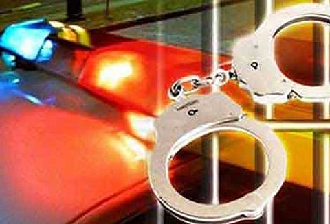 நூலகத்தில் புத்தகங்கள் தீ வைத்து எரிப்பு வாலிபர் கைது