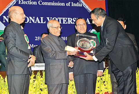 வாக்காளர்களுக்கு விழிப்புணர்வு ஏற்படுத்தியதற்காக ‘தந்தி டி.வி.’க்கு தேசிய விருதை ஜனாதிபதி வழங்கினார் சி.பாலசுப்பிரமணியன் ஆதித்தன் பெற்றுக் கொண்டார்