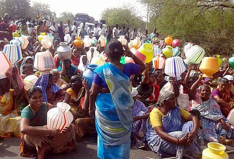 தண்ணீர் திறக்க கோரி காலிக்குடங்களுடன் பொது மக்கள் சாலை மறியல்