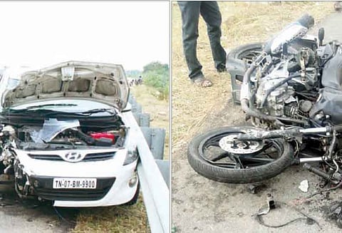 புதுக்கோட்டை அருகே மோட்டார் சைக்கிள் மீது கார் மோதல்; 2 வாலிபர்கள் பலி