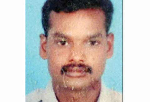 மோட்டார் சைக்கிள் மீது லாரி மோதல்; விமான நிலைய ஊழியர் பலி