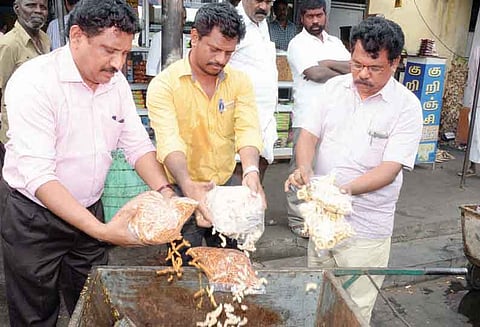 காலாவதியான குளிர்பானங்கள் அழிப்பு உணவு பாதுகாப்புத்துறை அதிகாரிகள் நடவடிக்கை