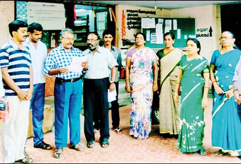 மாவட்ட மைய நூலகத்தில் கருவேல மரங்களை அகற்றுதல் குறித்த விழிப்புணர்வு நிகழ்ச்சி