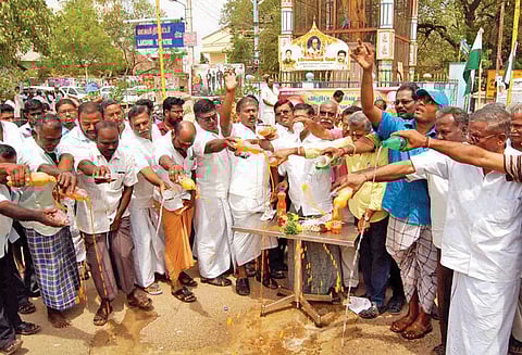 வணிகர் சங்கங்களின் பேரமைப்பு சார்பில் வெளிநாட்டு குளிர்பானங்களை தரையில் கொட்டி விழிப்புணர்வு பிரசாரம் கோவில்பட்டியில் நடந்தது