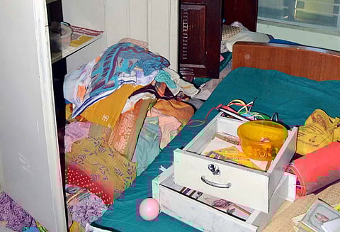 கடலூர் மஞ்சக்குப்பத்தில் ஓய்வுபெற்ற தலைமை ஆசிரியர் வீட்டில் ரூ.6 லட்சம் நகை–பணம் கொள்ளை மர்மநபர்கள் கைவரிசை