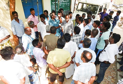 ஏரி, குளங்களில் மீன் வளர்க்க ஏலம் விட சென்ற அதிகாரிகளை முற்றுகையிட்டு கிராம மக்கள் போராட்டம்