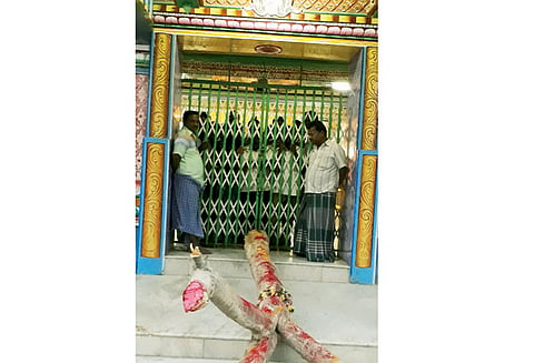 சேலம் அருகே திருவிழா நடத்துவதில் கருத்து வேறுபாடு: மாரியம்மன் கோவிலை பூட்டி பொதுமக்கள் உள்ளிருப்பு போராட்டம் கம்பம் நடுவதை தடுத்து நிறுத்தியதால் பரபரப்பு