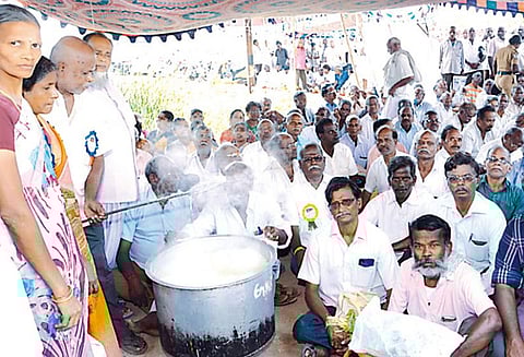 மாதந்தோறும் 1–ந் தேதி ஓய்வூதியம் வழங்கக்கோரி போக்குவரத்துக்கழக ஓய்வு பெற்ற தொழிலாளர்கள் காத்திருக்கும் போராட்டம்