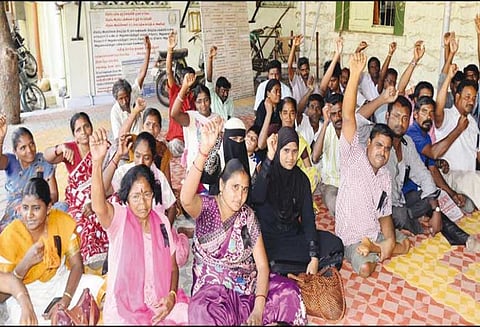 ஈரோடு தாலுகா அலுவலகத்தில் மாற்றுத்திறனாளிகள் உள்ளிருப்பு போராட்டம்