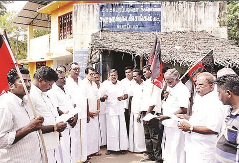 தொடக்க வேளாண்மை கூட்டுறவு வங்கி முன்பு தி.மு.க.வினர் ஆர்ப்பாட்டம்