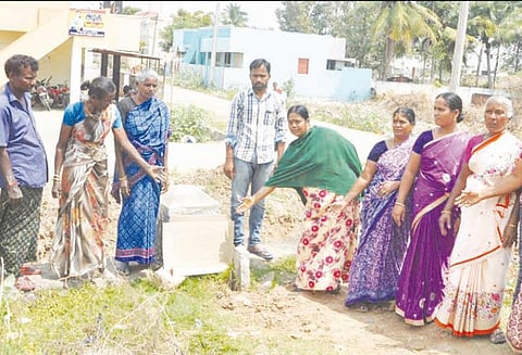 பாரதி நகரில் பயன்பாட்டில் இருந்த குடிநீர் குழாய் அகற்றம் பொதுமக்கள் எதிர்ப்பு