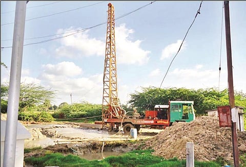 திருமருகல் ஒன்றியத்தில் ஆழ்குழாய் கிணறு அமைக்கும் பணி அதிகாரிகள் ஆய்வு