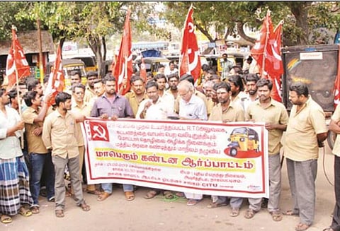மத்திய அரசை கண்டித்து ஆட்டோ ஓட்டுனர்கள் ஆர்ப்பாட்டம் நாகையில் நடந்தது