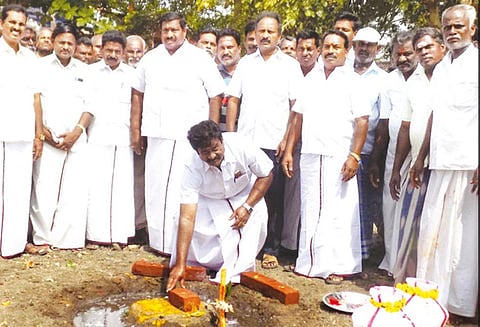 மால்வாய் கிராமத்தில் மேல்நிலை நீர்த்தேக்க தொட்டி- பள்ளி கட்டிட பணிகள்