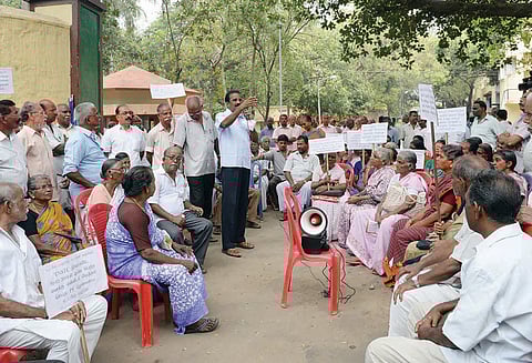 அரசு போக்குவரத்து கழக ஓய்வுபெற்ற தொழிலாளர்கள் காத்திருப்பு போராட்டம்