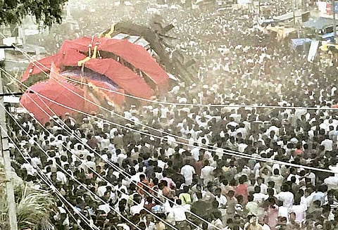 பல்லாரி அருகே சம்பவம் சக்கரத்தின் அச்சு முறிந்ததால் தேர் சாய்ந்து விழுந்தது 10 பக்தர்கள் காயம்