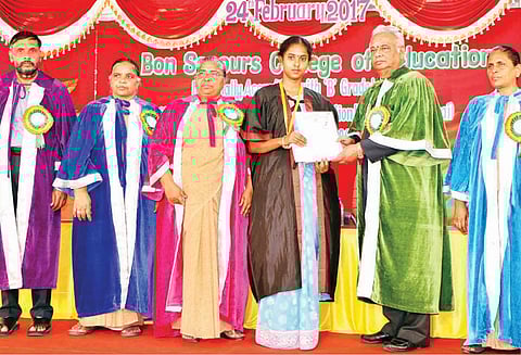 பான்செக்கர்ஸ் கல்வியியல் கல்லூரி பட்டமளிப்பு விழா: நல்ல சமுதாயத்தை உருவாக்க ஆசிரியர்களால் தான் முடியும் முன்னாள் துணைவேந்தர் பேச்சு