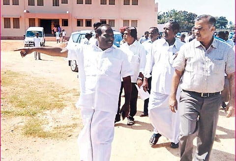 ஏம்பலம் அரசு பள்ளியில் பாரதிதாசன் இணைப்பு கல்லூரி தொடங்க அமைச்சர் கந்தசாமி ஆய்வு