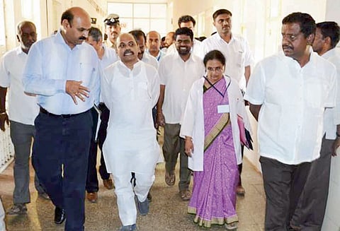 ஹாசனில் உள்ள அரசு ஆஸ்பத்திரியில் மந்திரி திடீர் ஆய்வு