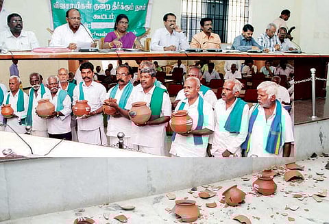 குறைதீர்க்கும் நாள் கூட்டத்தில் அதிகாரிகள் முன் மண்பானைகளை விவசாயிகள் உடைத்ததால் பரபரப்பு கலெக்டர் எச்சரிக்கை செய்தார்