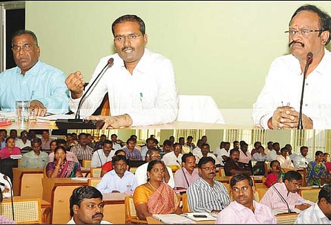 பெரம்பலூர் மாவட்டத்தில் சீமைக்கருவேல மரங்களை அகற்றுவது குறித்து அதிகாரிகளுடன் கலெக்டர் ஆலோசனை