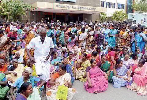 தர்மபுரி கலெக்டர் அலுவலகத்தை தேசிய ஊரக வேலை உறுதி திட்ட தொழிலாளர்கள் முற்றுகை ஏரிகளை தூர்வார கோரிக்கை