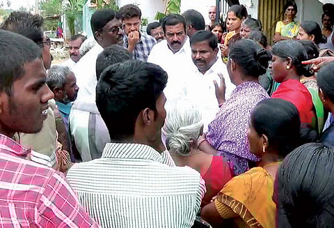 குடிநீர் கேட்டு அ.தி.மு.க. எம்.எல்.ஏ விஜயகுமாரை பொதுமக்கள் முற்றுகை