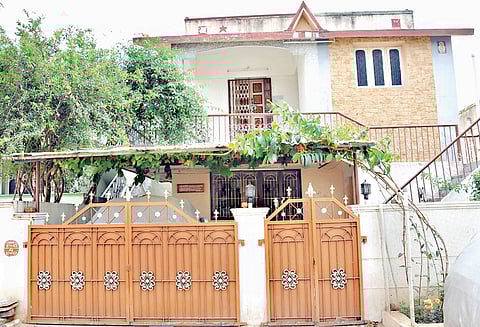 ஒட்டன்சத்திரத்தில் ஆசிரியர் வீட்டில் 70 பவுன் தங்க நகைகள் கொள்ளை