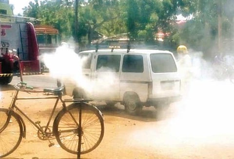 மினிவேன் திடீரென தீப்பிடித்து எரிந்தது