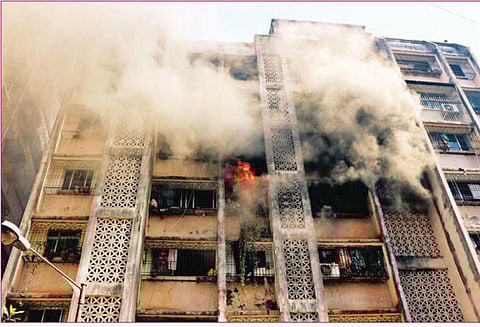 தாராவியில் அடுக்குமாடி கட்டிடத்தில் பயங்கர தீ விபத்து
