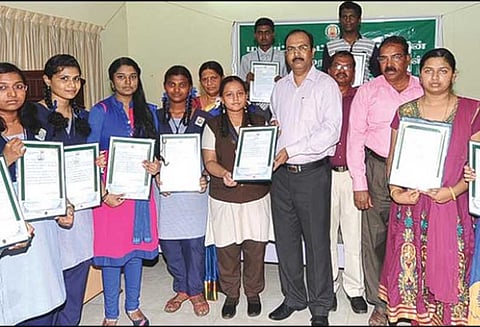 மாநில அளவில் 3-ம் இடம் பிடித்த மாணவ, மாணவிகளுக்கு தலா ரூ.15 ஆயிரம் கலெக்டர் வழங்கினார்