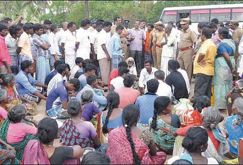 லாலாப்பேட்டை அருகே மணல் குவாரி, மறு விற்பனை நிலையத்தை முற்றுகையிட்ட 74 பேர் கைது