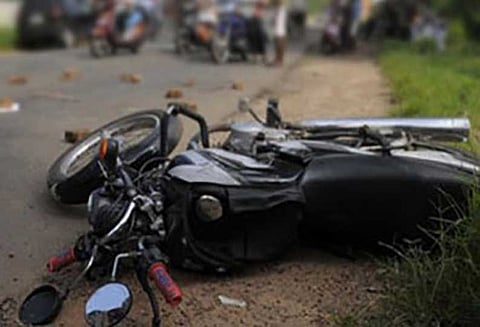 அறந்தாங்கி அருகே மோட்டார் சைக்கிள்கள் நேருக்கு நேர் மோதல் கணவன்–மனைவி உள்பட 3 பேர் படுகாயம்