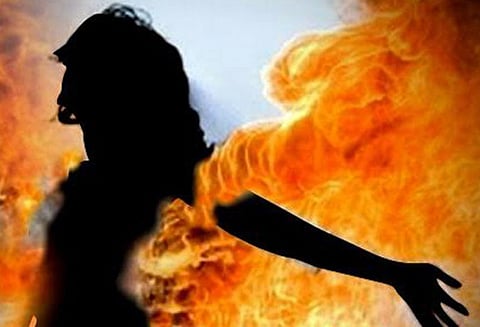 இருபது வயது பெண் எரித்துக் கொலை; மரம் வெட்டுவதை தடுத்ததால் துயரம்