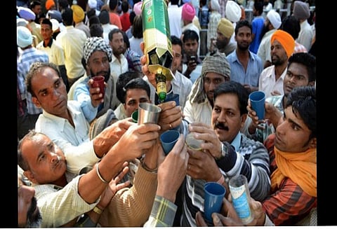 ஏழைகள் மது குடிப்பதை தடை செய்க : ஆந்திர எம் பி யோசனை