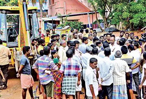 காரைக்குடியில் ஆக்கிரமிப்பு வீடுகளை அகற்ற எதிர்ப்பு தெரிவித்து முற்றுகை போராட்டம்