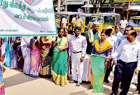 மதுவிலக்கு, ஆயத்தீர்வை துறை சார்பில் மதுவிலக்கு விழிப்புணர்வு ஊர்வலம் கலெக்டர் நடராஜன் தொடங்கி வைத்தார்
