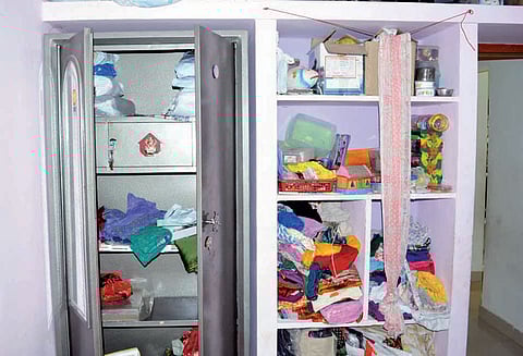 ஓசூரில் என்ஜினீயர் வீட்டில் நகை, பணம் கொள்ளை மர்ம ஆசாமிகளுக்கு போலீஸ் வலைவீச்சு