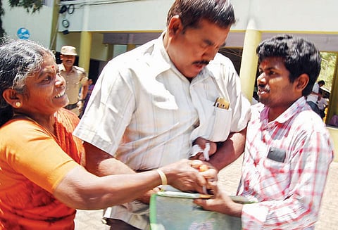 போலி பத்திரம் தயாரித்து சொத்து அபகரிப்பு: போலீஸ்காரர் மீது நடவடிக்கை எடுக்கக்கோரி பெண் தீக்குளிக்க முயற்சி